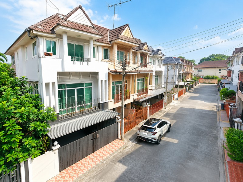 ถ เลี่ยงเมืองปากเกร็ด ซ25-31 ให้เช่าทาวน์โฮม3ชั้น3นอน3น้ำ โรบินสันไลฟ์สไตล์ ศรีสมาน 900 ม. ทางด่วนศรีสมาน1กม แจ้งวัฒนะ 3 กม 23ตร.ว.160ตร.ม.
