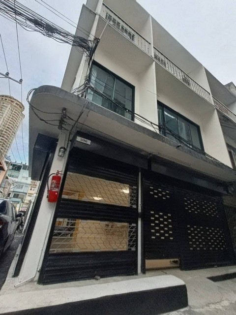 ให้เช่าอาคารพาณิชย์ 3 ชั้นหลังมุม พร้อมดาดฟ้า รีโนเวทใหม่ทั้งหลัง สาทร 11 แยก 3 ใกล้อัสสัมชัญ ประถม 350 ม. ** เลี้ยงสัตว์ได้