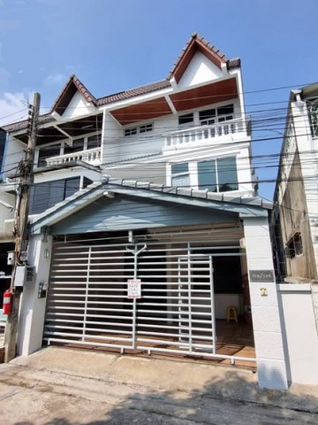 For Sale ขายบ้านรัชดา 19 ลาดพร้าว 18 หมู่บ้านอยู่เจริญพัฒนา 3 ชั้น 7 ห้องนอน 33 ตารางวา