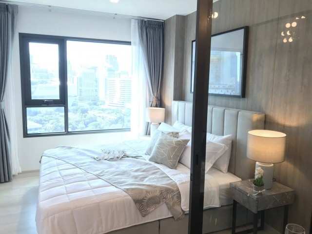 Life One Wireless spacious clean 21st floor BTS Ploenchit