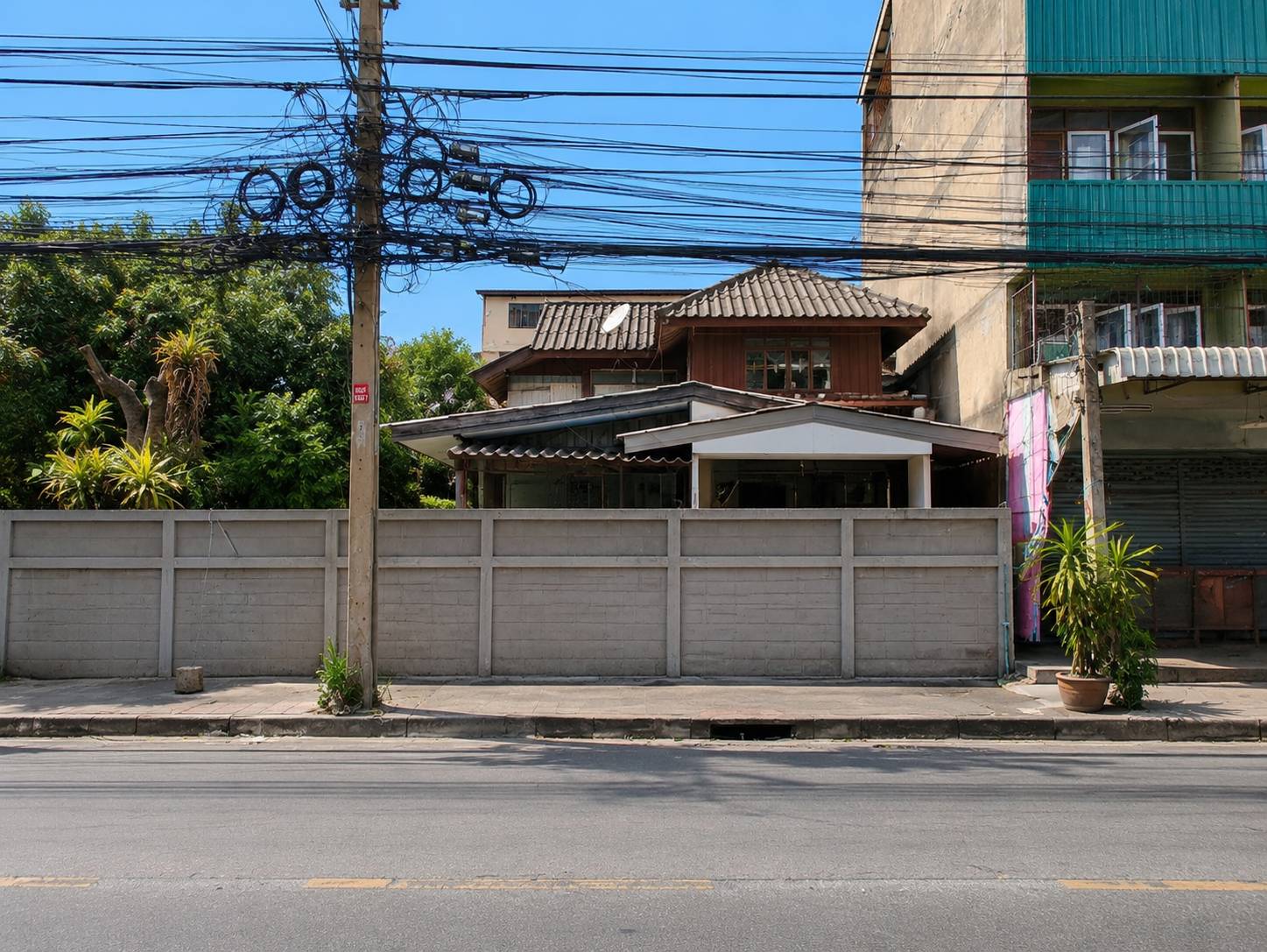 ที่ดินพร้อมบ้านไม้ 2 ชั้น พระราม 6 ซอย 19 ถนนพระรามที่ 6 กรุงเทพ ราคาพิเศษ ที่ดินบนทำเลใจกลางเมือง ใกล้รถไฟฟ้า และทางด่วน