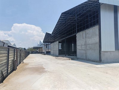 ให้เช่าโกดัง 3,000 ตารางเมตร ขอรง 4 ได้ อมตะนคร พานทอง ชลบุรี ใกล้ถนนใหญ่ รถเทลเลอร์ รถใหญ่ เขาออกได้สะดวก