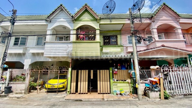 ขายด่วน ทาวน์เฮ้าส์ หมู่บ้านบัวทองธานี ติดถนนกาญจนาภิเษก เดินทางสะดวก