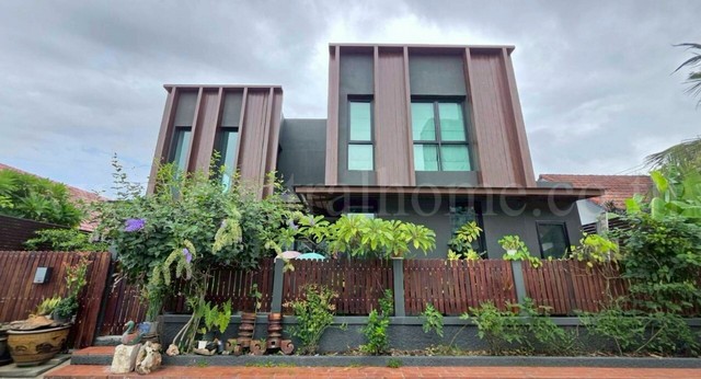 ลดราคา บ้านเดี่ยว บ้านปลาทอง ศรีนครินทร์ ใกล้ MRT สถานีศรีด่าน