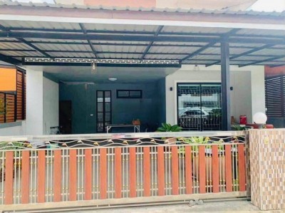 ขายและให้เช่าบ้านเดี่ยวหลังใหญ่บ้านบึงชลบุรี หมู่บ้านธนาสิริ วิลเลจ 3 ห้องนอน 2 ห้องน้ำ 1 ห้องครัว เนื้อที่ 52 ตารางวา
