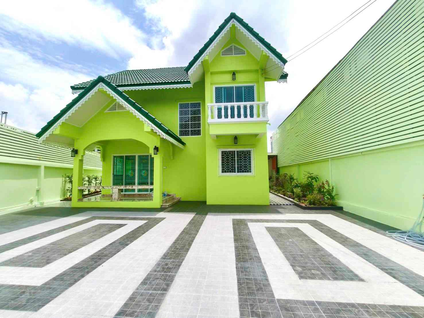 บ้านเดี่ยวสวยหรู พร้อมอยู่ ใกล้เดอะมอลล์บางกะปิ และสถานีรถไฟฟ้าลาดพร้าว 101 ลัดออกเลียบด่วนและเกษตรนวมินทร์ได้ (เจ้าของขายเอง)