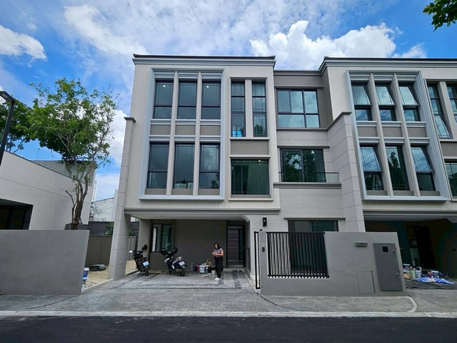 ให้เช่า ทาวน์โฮม Classe Ratchayothin ขนาด 41.6 ตร.วา พทชส 228 ตร.ม 3 ห้องนอน 4 ห้องน้ำ บ้านใหม่ 3 ชั้น วิวสวนและน้ำพุ ใกล้ BTS พหลโยธิน