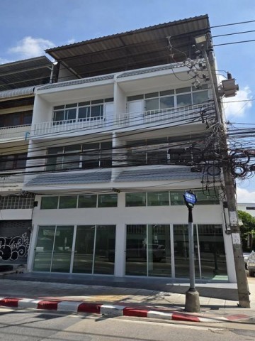 HR 10252 ให้เช่าอาคาร 3 ชั้นครึ่ง+ดาดฟ้ามีหลังคา ห้องหัวมุม ติดถนนเฉลิมพระเกียรติ ร.9 ซอย 5 รีโนเวทใหม่ ใกล้รถไฟฟ้าศรีอุดม 400 เมตร