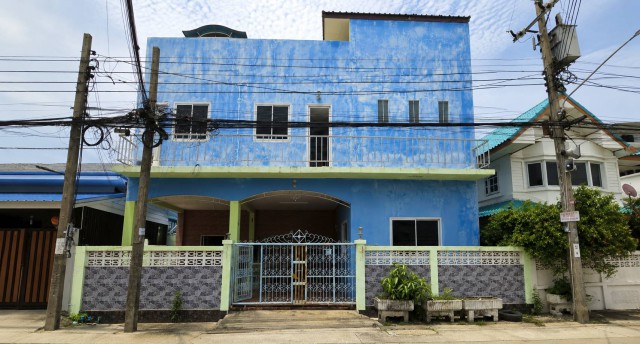 หมู่บ้านเคหะนคร 3 เฉลิมพระเกียรติ ร.9 ซอย 26 ถนนศรีนครินทร์ เขตประเวศ กรุงเทพ ขายตามสภาพ ในราคาพิเศษสุด คุ่มค่าทั้งสำหรับอยู่อาศัยและลงทุน