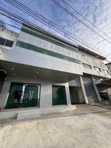 ให้เช่าสำนักงานออฟฟิต พร้อมโกดัง ตึก 3ชั้น ถ.กิ่งแก้วบางนาตราด ใกล้สนามบิน