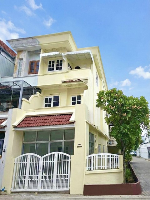 ให้เช่าทาวน์โฮม 3 ชั้นหลังมุม 36 ตรว. 4 ห้องนอน โชคชัย 4 ซอย 72 ใกล้สตรีวิทยา 2 รีโนเวทพร้อมเข้าอยู่