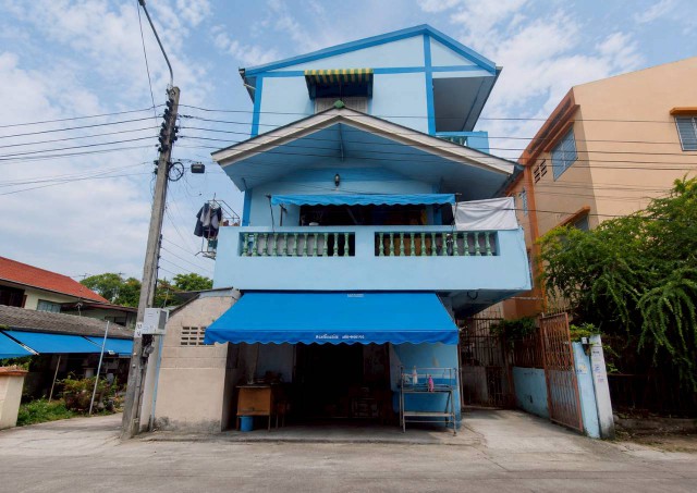 หอพัก 3 ชั้น ซอยนนทบุรี 6 แยก 2 ถนนเลี่ยงเมืองนนทบุรี รัตนาธิเบศร์ สำหรับนักลงทุนที่ต้องการซื้อเพื่อบริหารกิจการต่อ พร้อมผู้เช่า ราคาพิเศษ