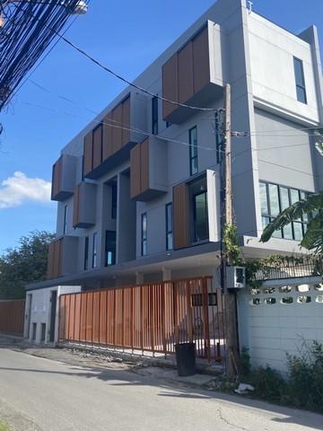 ให้เช่าโฮมออฟฟิศ 3.5 ชั้น 50 ตร.ว. ถนนรัชดาภิเษก ซอยรัชดาภิเษก 32 ใกล้ MRT ลาดพร้าว