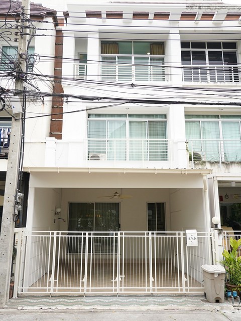 ขายทาวน์โฮม 3 ชั้น 206 ตรม. บ้านกลางเมือง สุขุมวิท 113 หน้าคลับเฮาส์ วิวสวน รีโนเวทใหม่ทั้งหลัง