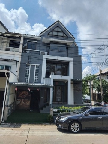 อาคาร 3.5 ชั้น 46 ตรว. 4 ห้องน้ำห้องอาบน้ำ 2 ห้อง 8 ห้องทำงาน ย่าน Town in Town – ศรีวรา