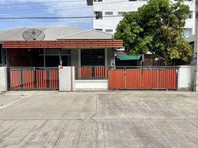 บ้านแฝดรีโนเวทใหม่อมตะพานทองชลยุรี หมู่บ้านปาณรดา หนองตำลึง ชลบุรี พื้นที่ 45 ตร.ว. 3 ห้องนอน 1 ห้องน้ำ