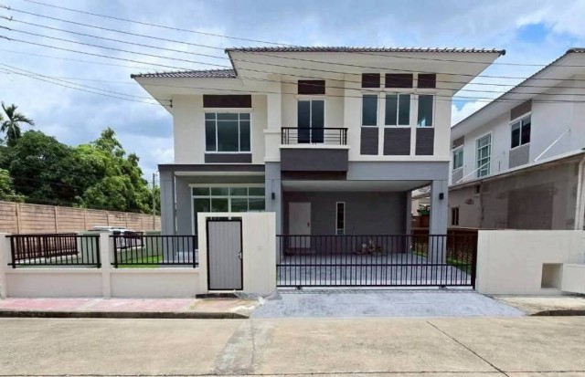 บ้านเดี่ยวหลังใหญ่รีโนเวทใหม่พร้อมอยู่ บรรยายกาศดี พื้นที่สนามรอบบ้าน เนื้อที่ 53.8 ตร.ว. พท. 180.63 ตร.ม. 3 ห้องนอน 3 ห้องน้ำ 2 จอด