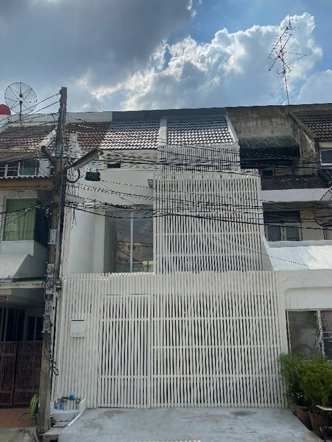 ให้เช่าทาวน์เฮาส์ 3 ชั้น 250 ตรม. 3 ห้องนอน สุขุมวิท 71 (ซอยปรีดีพนมยงค์ 42) 5 นาที ถึงเอกมัย และทองหล่อ
