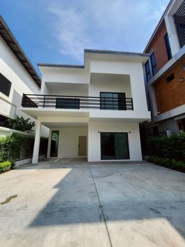 HR 10316 ให้เช่า ขายบ้านสร้างใหม่ สุขุมวิท 93 ซอยพึ่งมี ที่จอดรถ 3 คัน เหมาะสำหรับอยู่อาศัย หรือทำเป็นโฮมออฟฟิศ