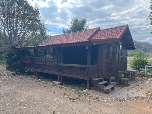 ขายที่ดินพร้อมบ้านพักตากอากาศ ทำเลทอง หนองน้ำแดง เขาใหญ่ นครราชสีม