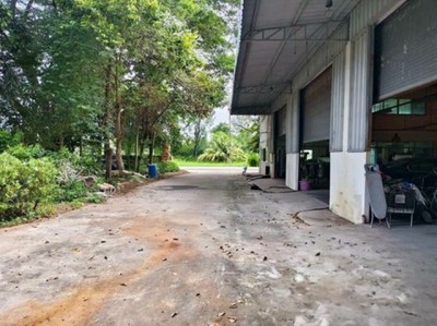 ให้เช่าโกดังพร้อมบ้านพักพนัสชลบุรี อ.พนัสนิคม จ.ชลบุรี โกดังพร้อมใช้งาน 1,100 ตรม. บ้านพักชั้นเดียว 1 หลัง