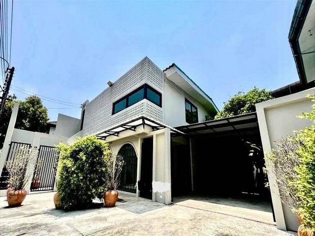 T26-983 ขาย บ้าน โฮมออฟฟิศขนาดใหญ่ 2–3 ชั้น 75 ตรว. ซอยรุ่งเรือง ใจกลางรัชดา–สุทธิสาร กรุงเทพ ห้วยขวาง ใกล้กับ เดินถึง MRT สุทธิสารเพียง 5 นาที ชั้นทั้งหมด 3 ชั้น